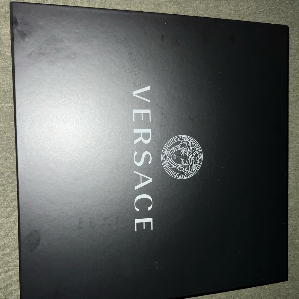 Men Versace swim trunks/shorts 
Size 6(large)
Worn once